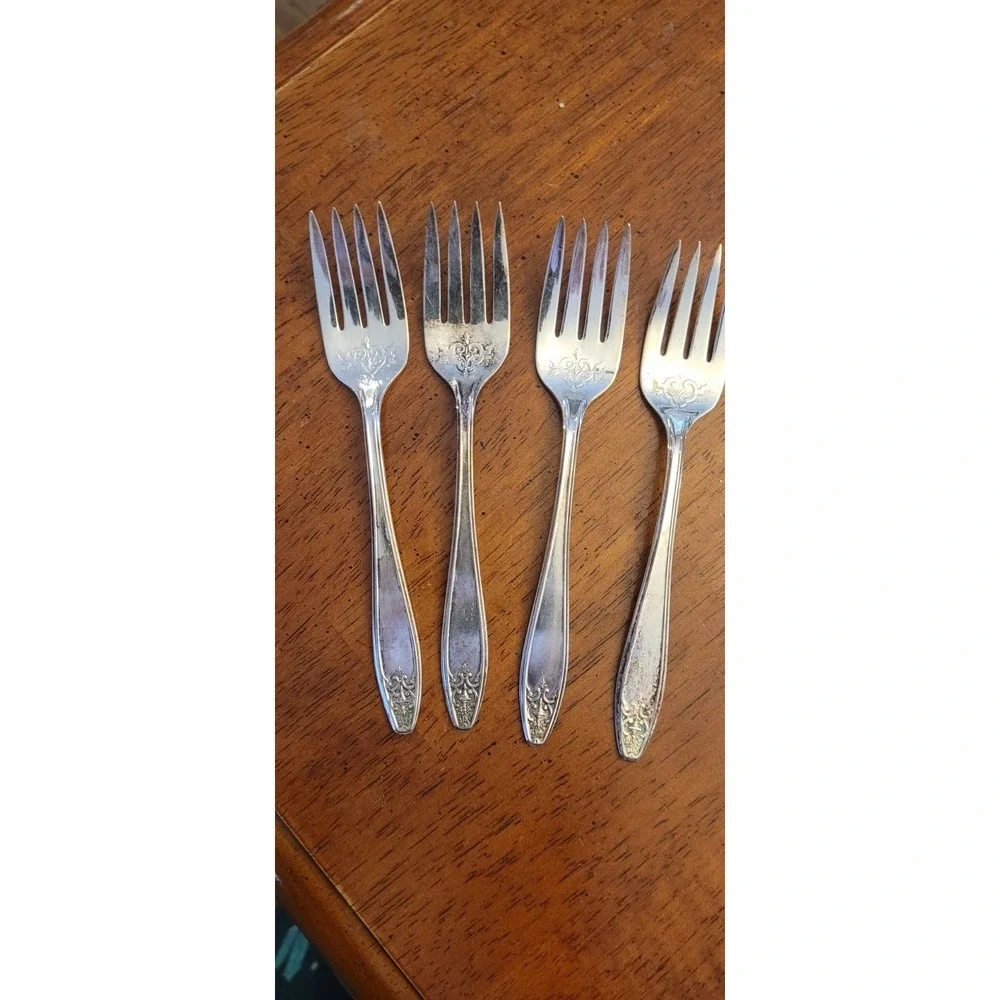 4 VINTAGE International Silver Lady Doris Silverplate Salad Fork 6 in. 1929